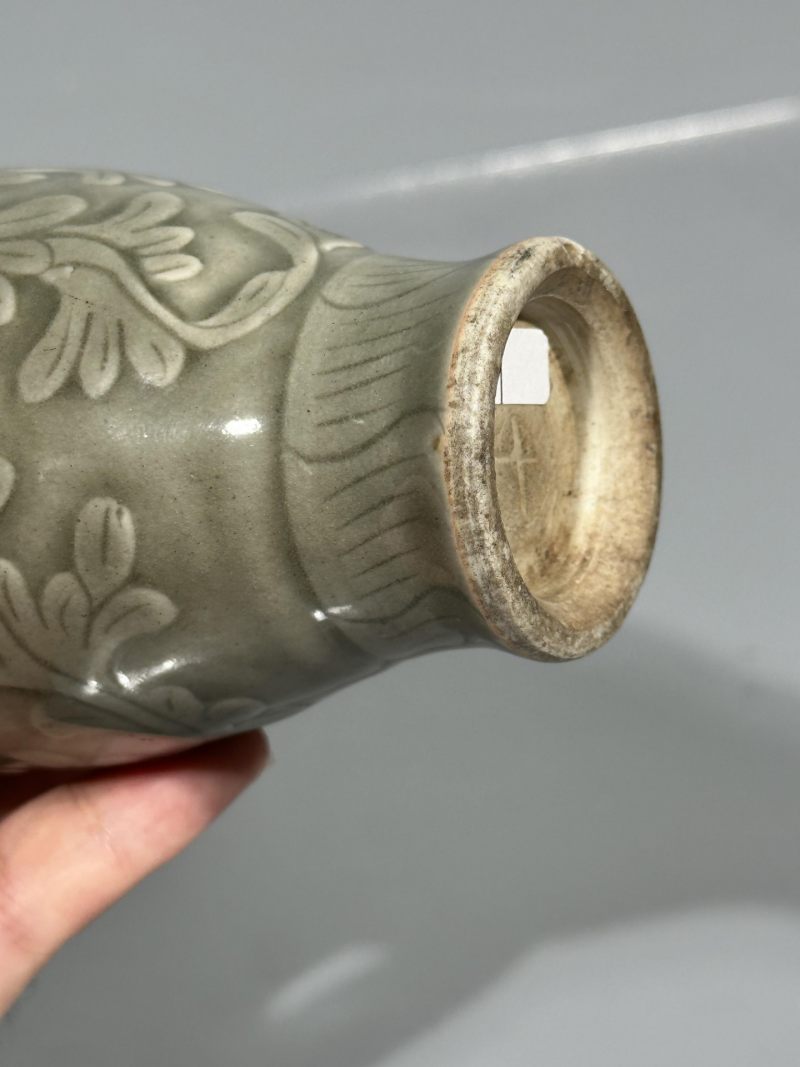    清乾隆 仿龙泉窑模印花卉纹梅瓶 - 图11
