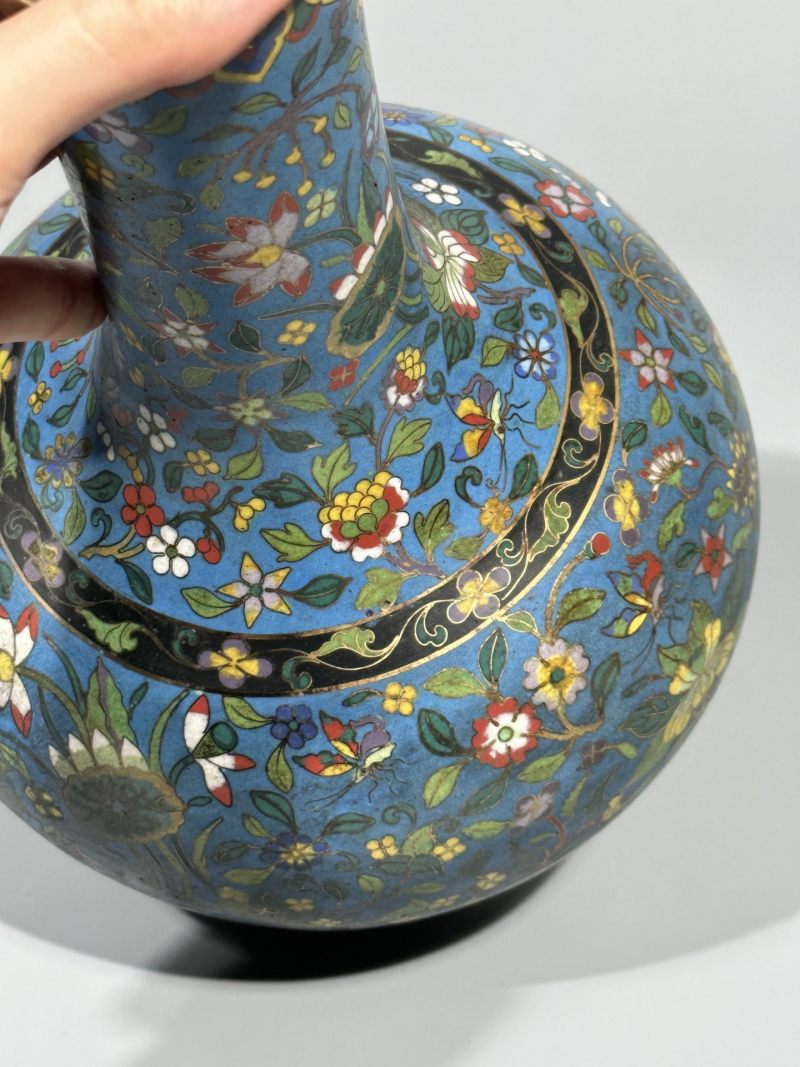    清 铜胎掐丝珐琅缠枝花卉纹赏瓶 - 图6