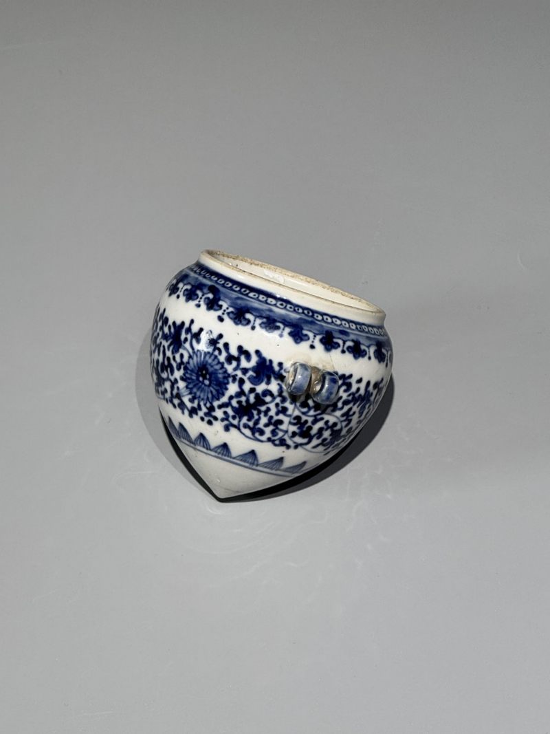    清乾隆 青花缠枝莲纹鸡心型鸟食罐 - 图4
