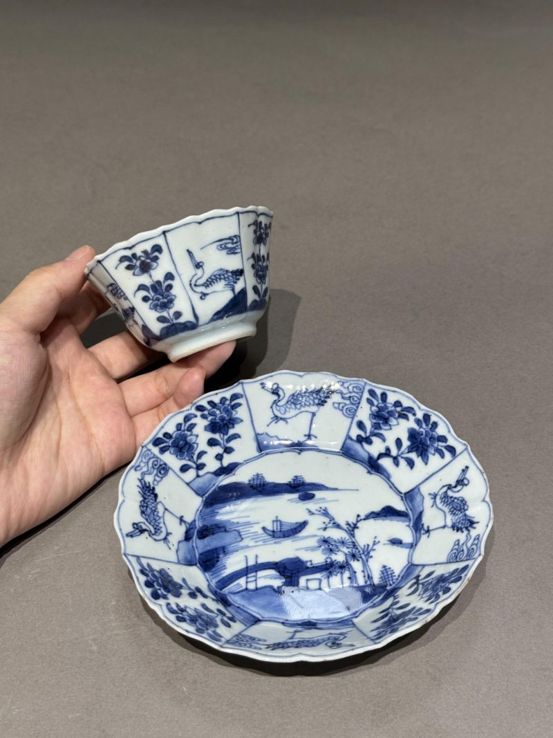    清康熙 青花山水鹤纹花口杯、碟 （一组两件） - 图3