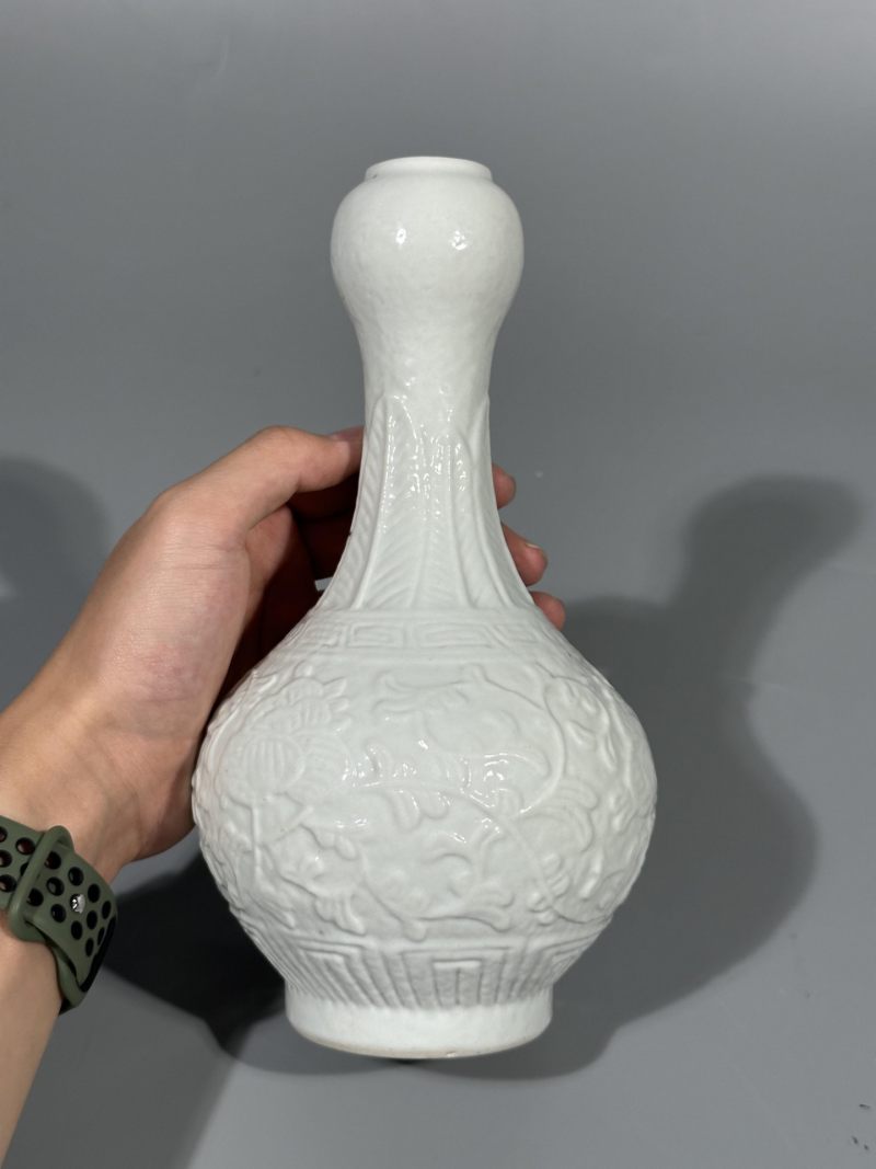    清乾隆 白釉模印缠枝花蒜头瓶 - 图4
