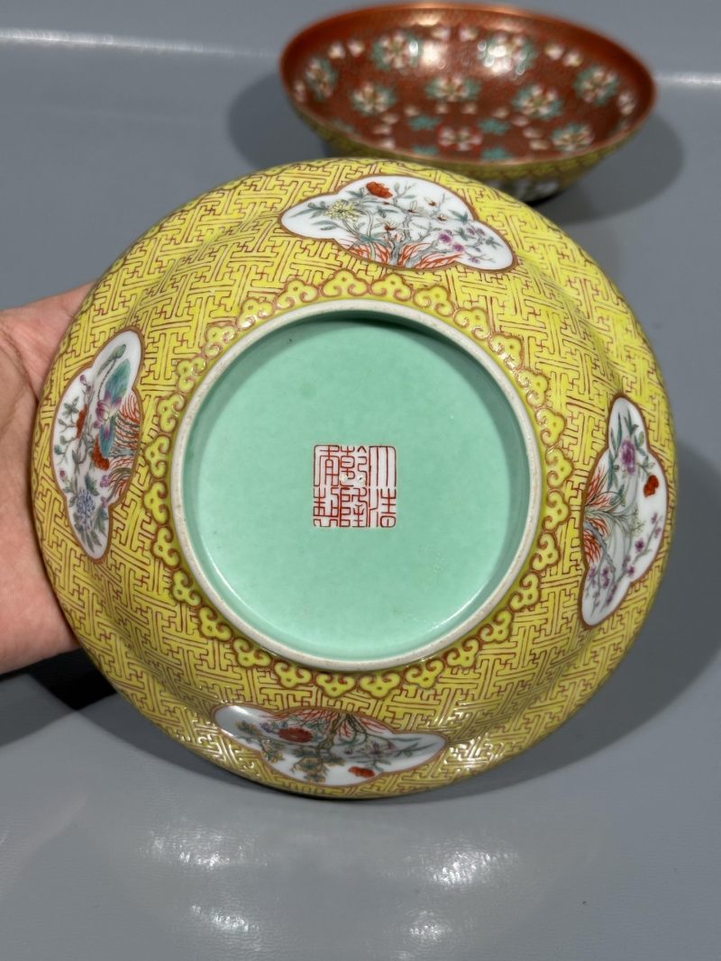    清晚期 珊瑚红地粉彩开光花卉纹盘一对 - 图7