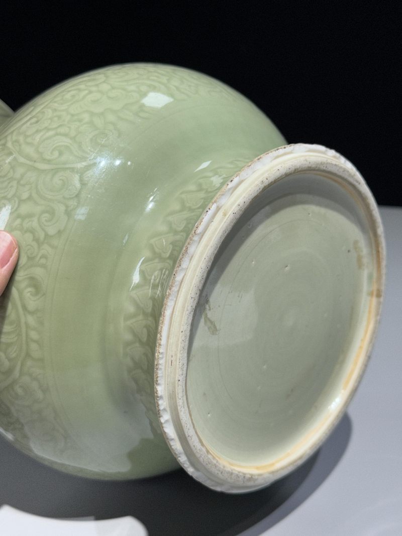    清康熙 青釉暗刻花卉龙纹兽耳尊 - 图6