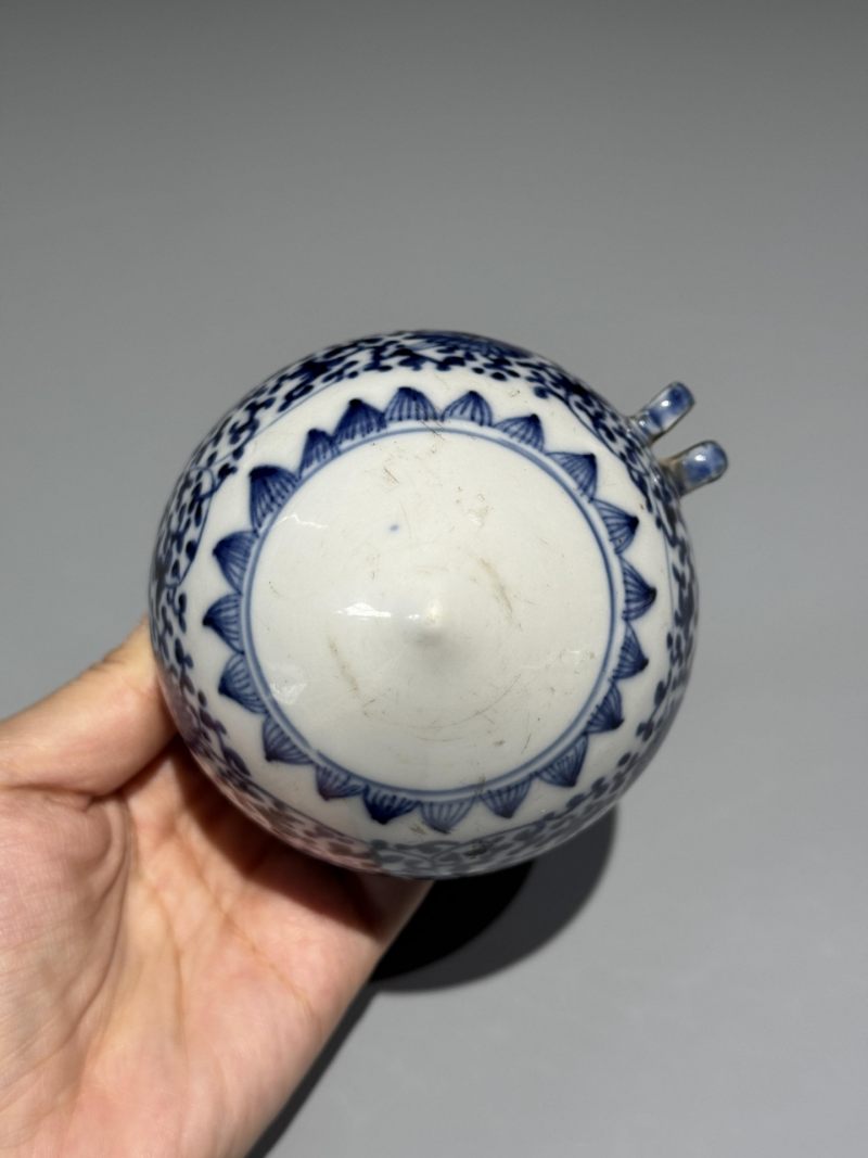    清乾隆 青花缠枝莲纹鸡心型鸟食罐 - 图5