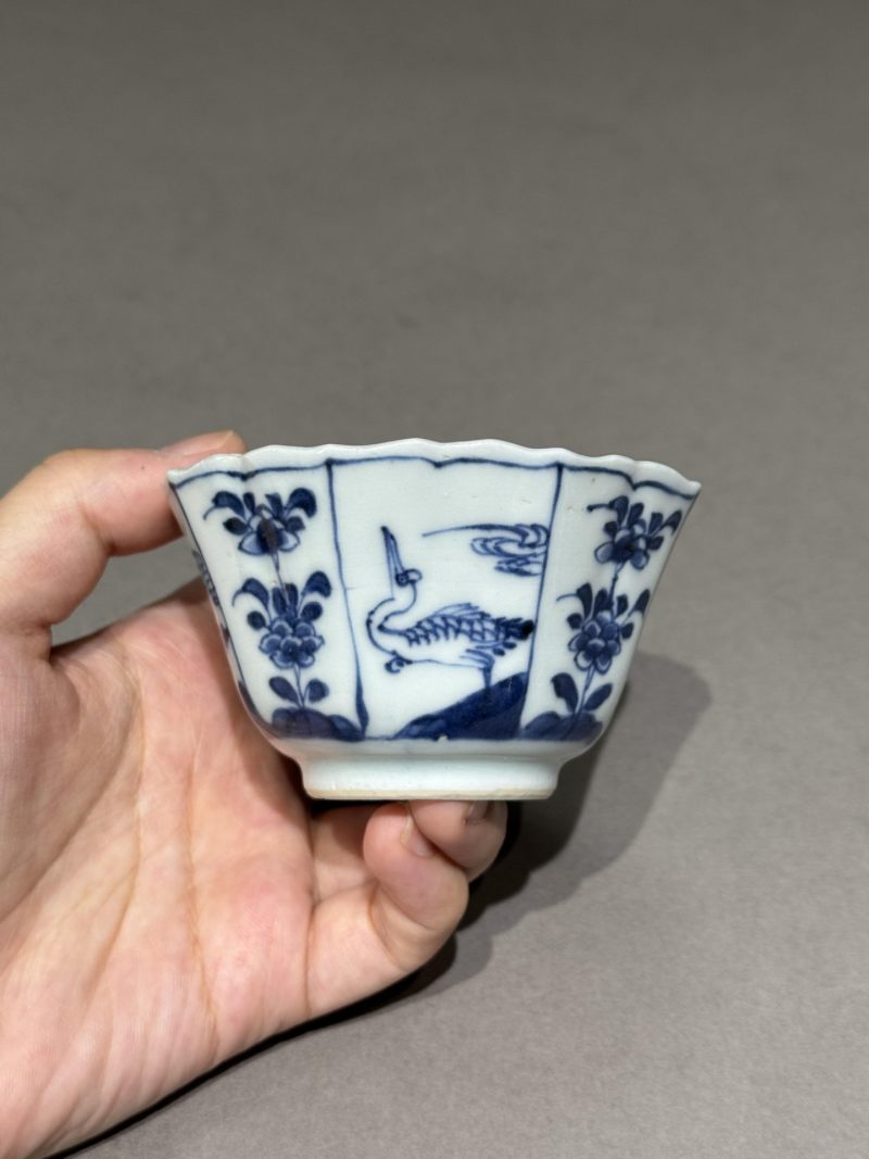    清康熙 青花山水鹤纹花口杯、碟 （一组两件） - 图4