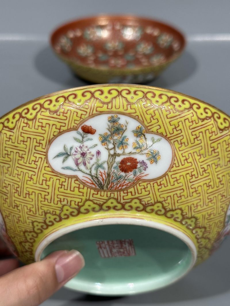   清晚期 珊瑚红地粉彩开光花卉纹盘一对 - 图8