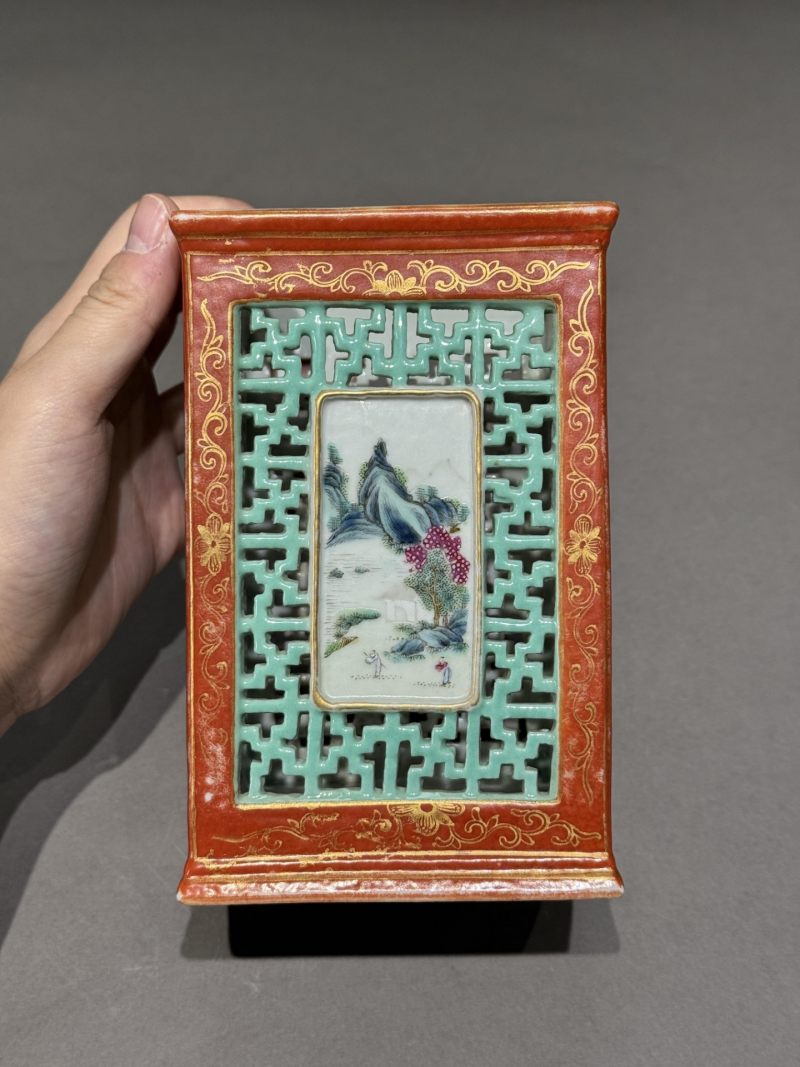    清 矾红描金镂空开光山水人物纹笔筒 - 图4