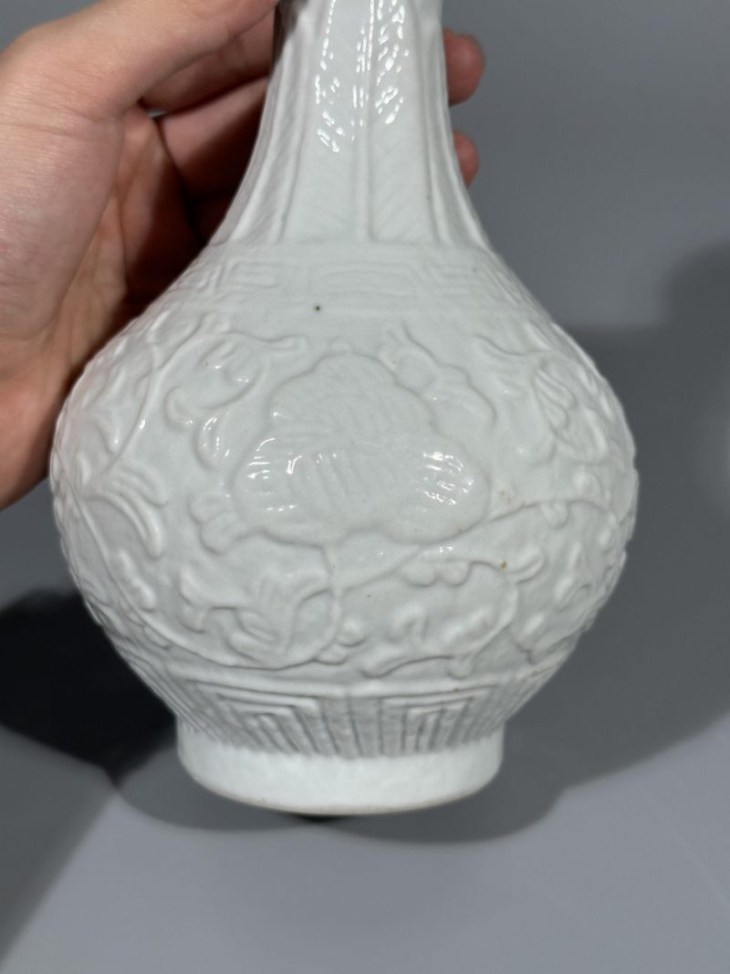    清乾隆 白釉模印缠枝花蒜头瓶 - 图6