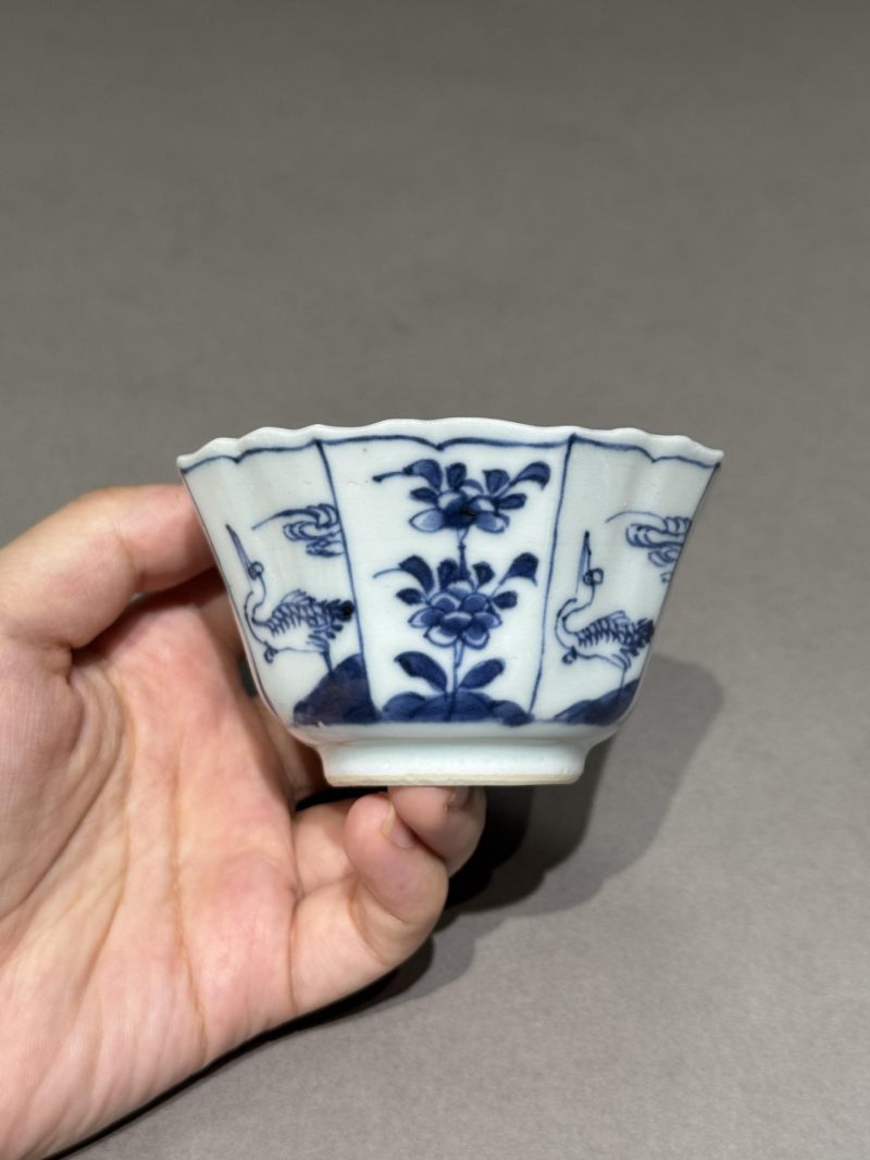    清康熙 青花山水鹤纹花口杯、碟 （一组两件） - 图5
