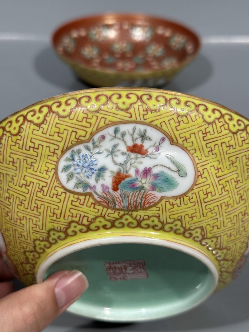    清晚期 珊瑚红地粉彩开光花卉纹盘一对 - 图9
