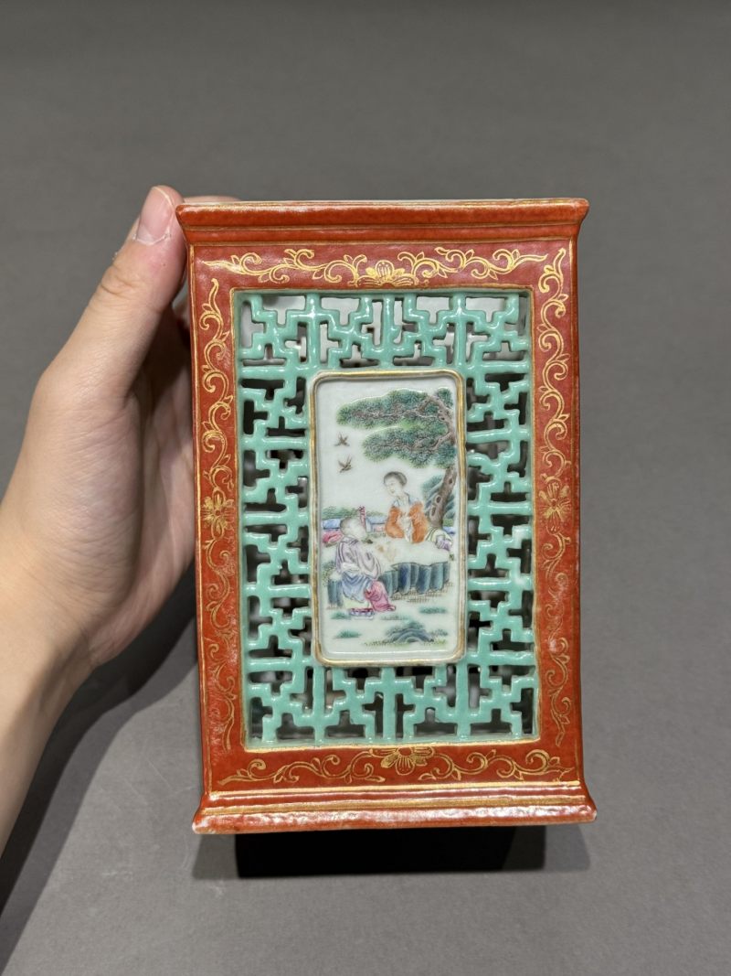    清 矾红描金镂空开光山水人物纹笔筒 - 图5