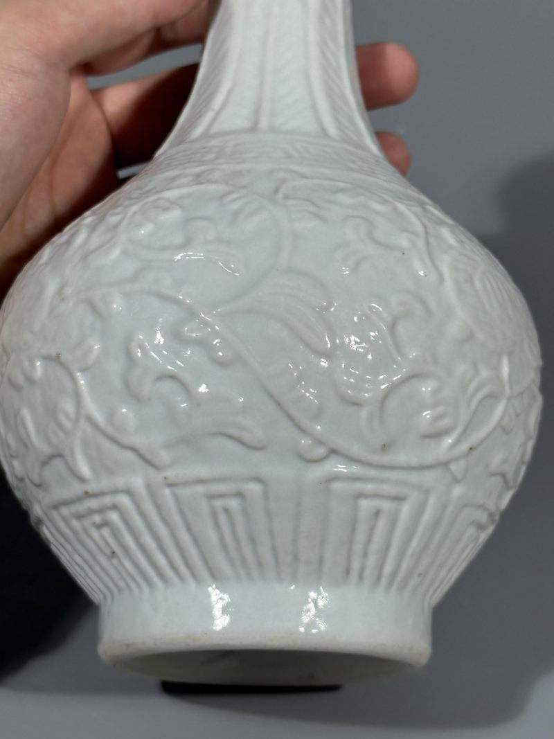    清乾隆 白釉模印缠枝花蒜头瓶 - 图7