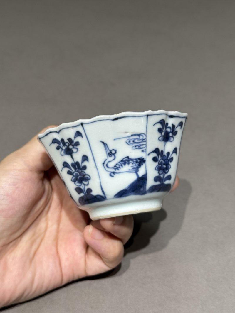    清康熙 青花山水鹤纹花口杯、碟 （一组两件） - 图6