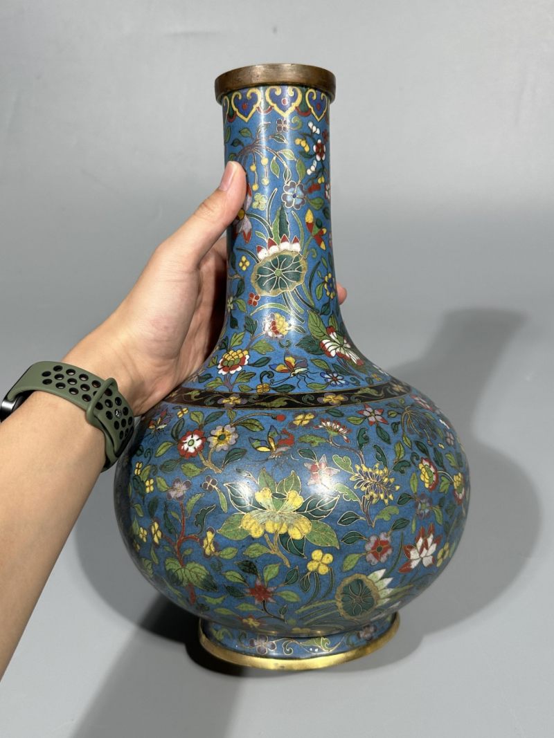    清 铜胎掐丝珐琅缠枝花卉纹赏瓶 - 图3