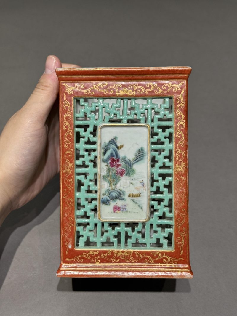    清 矾红描金镂空开光山水人物纹笔筒 - 图6