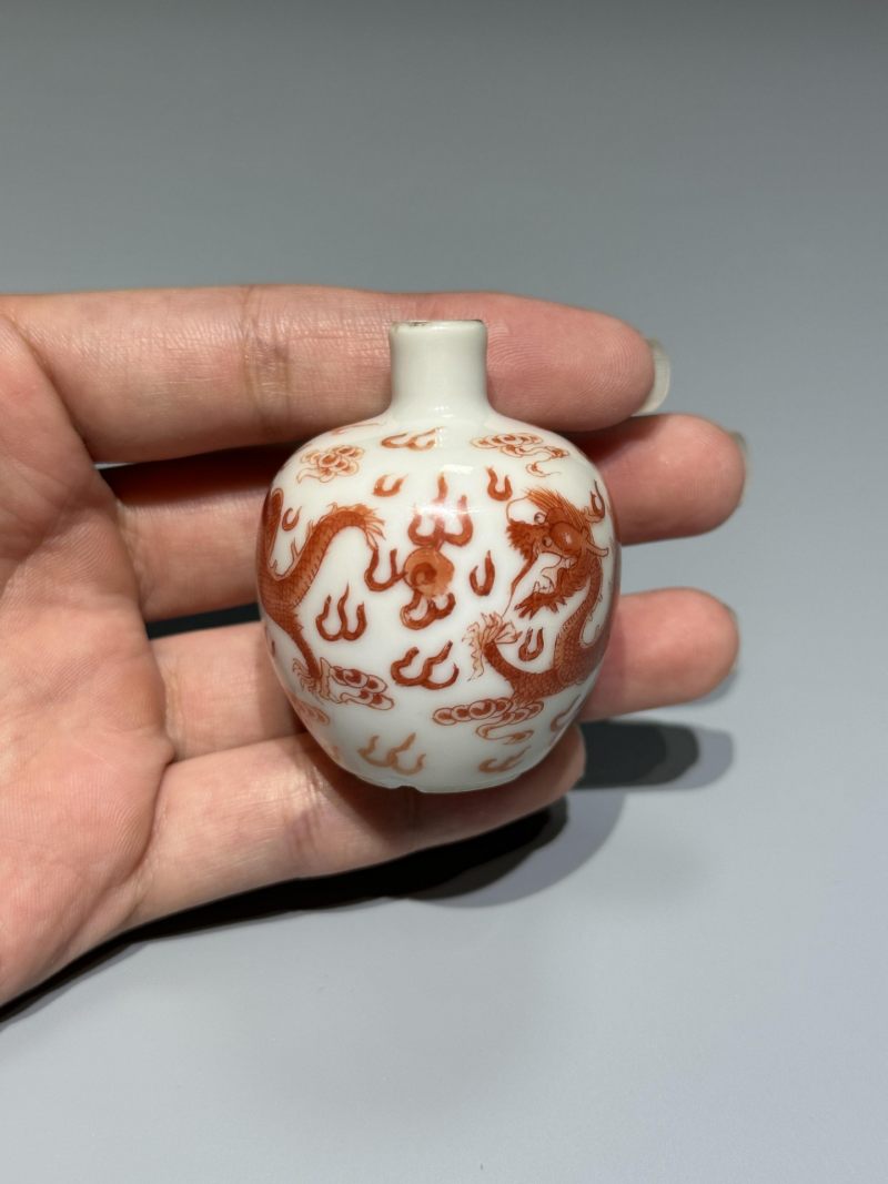    清道光 矾红云龙赶珠纹鼻烟壶 - 图3