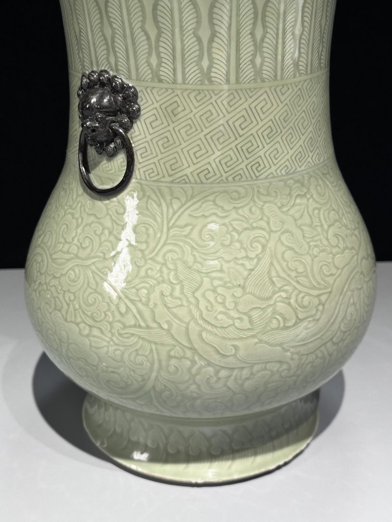    清康熙 青釉暗刻花卉龙纹兽耳尊 - 图10