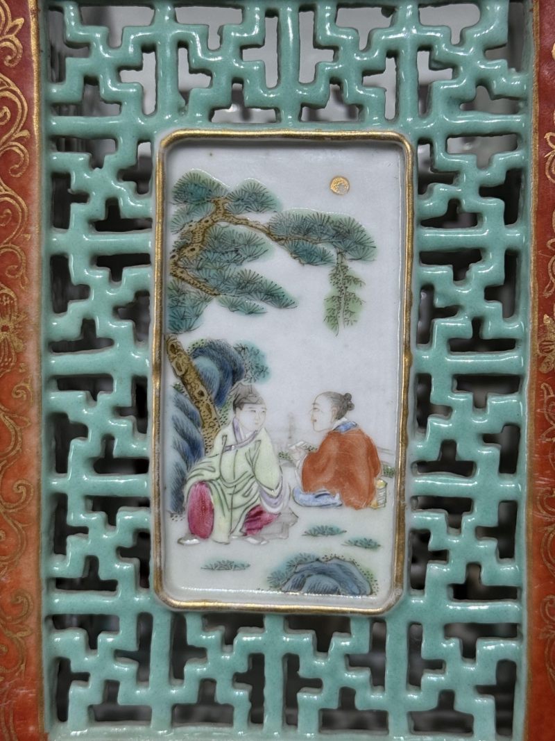    清 矾红描金镂空开光山水人物纹笔筒 - 图7