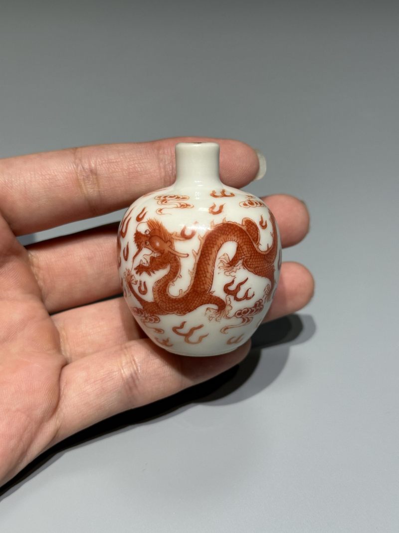    清道光 矾红云龙赶珠纹鼻烟壶 - 图4