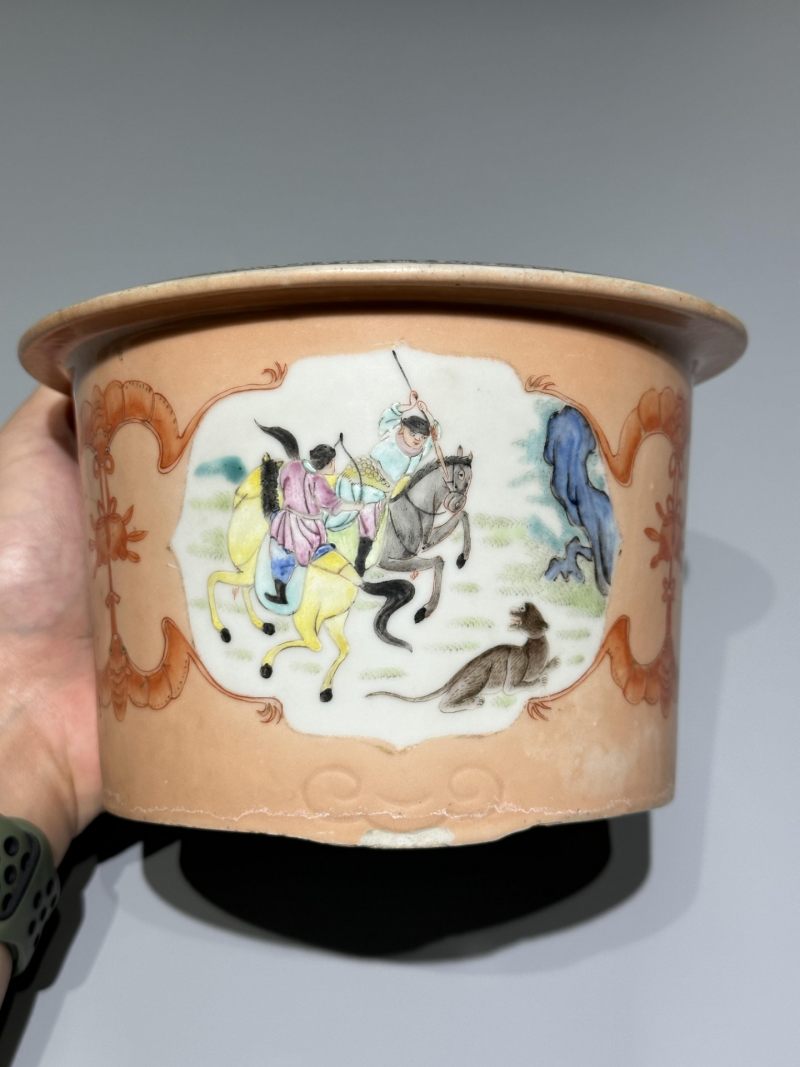    民国 珊瑚红地粉彩开光狩猎图花盆 - 图8