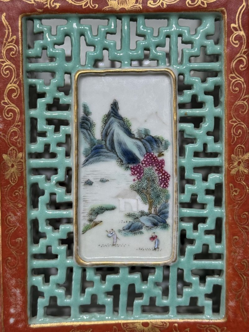    清 矾红描金镂空开光山水人物纹笔筒 - 图8