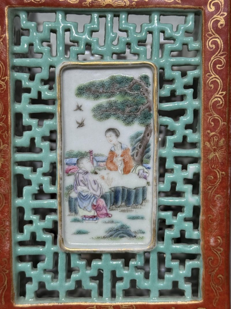   清 矾红描金镂空开光山水人物纹笔筒 - 图9