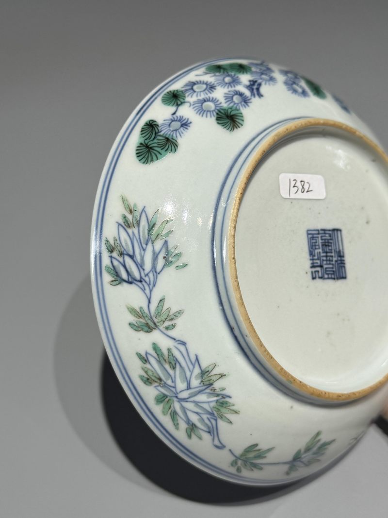    清嘉庆 青花粉彩玲珑瓷岁寒三友盘 - 图10