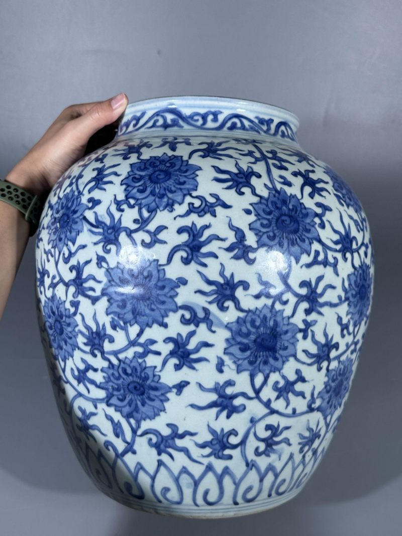    明万历 青花缠枝莲纹大罐 - 图7