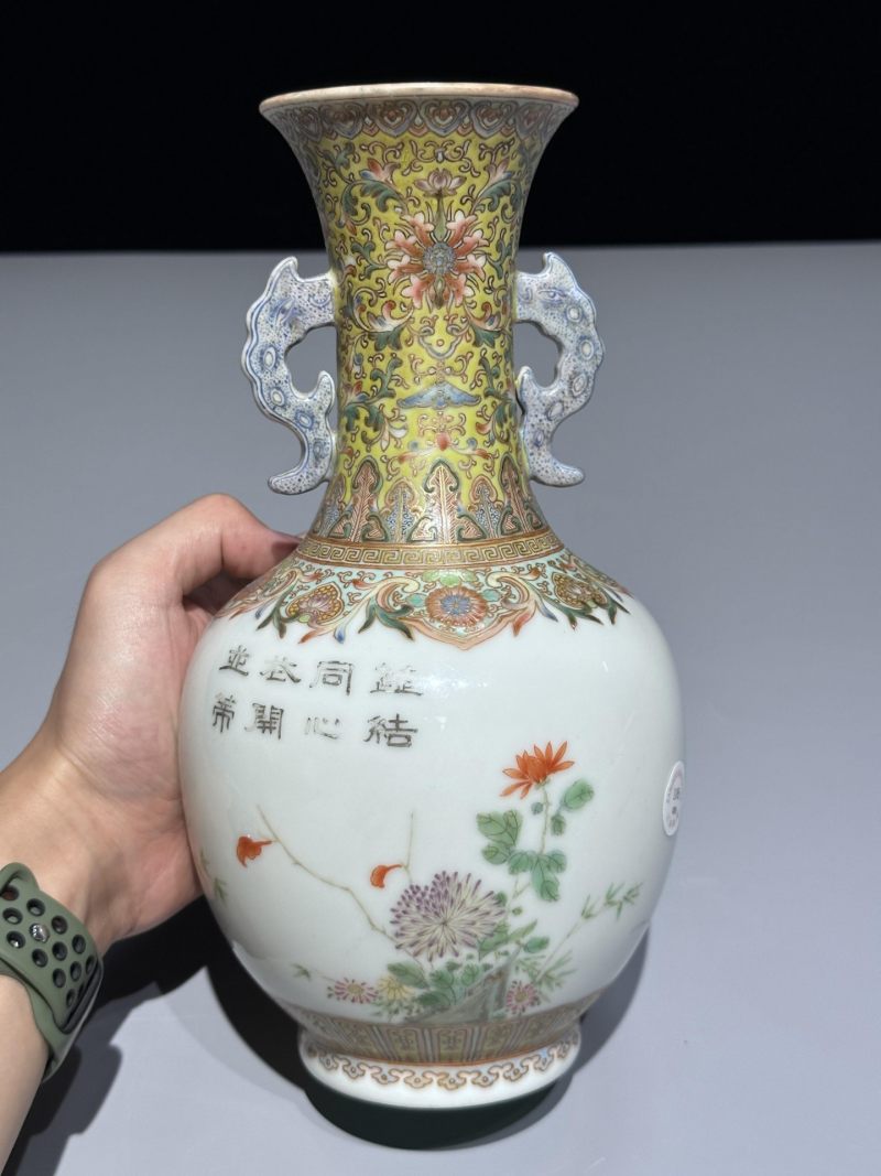    民国 黄地粉彩牡丹纹双耳瓶 - 图8