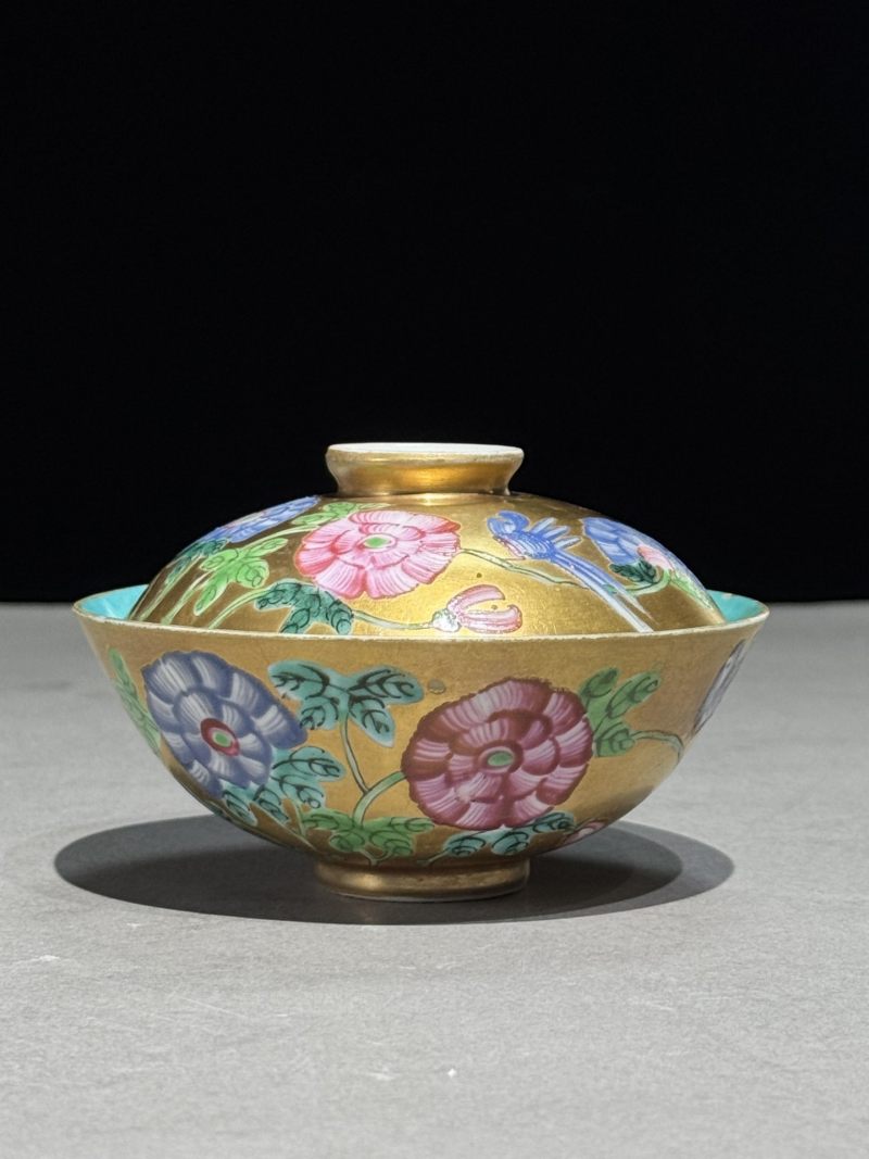    清乾隆 金地粉彩蝶恋花盖碗 - 图2