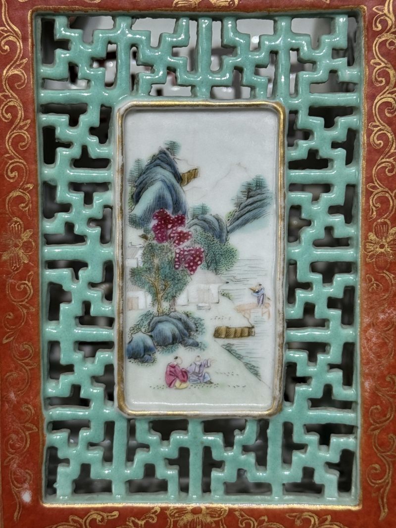    清 矾红描金镂空开光山水人物纹笔筒 - 图10