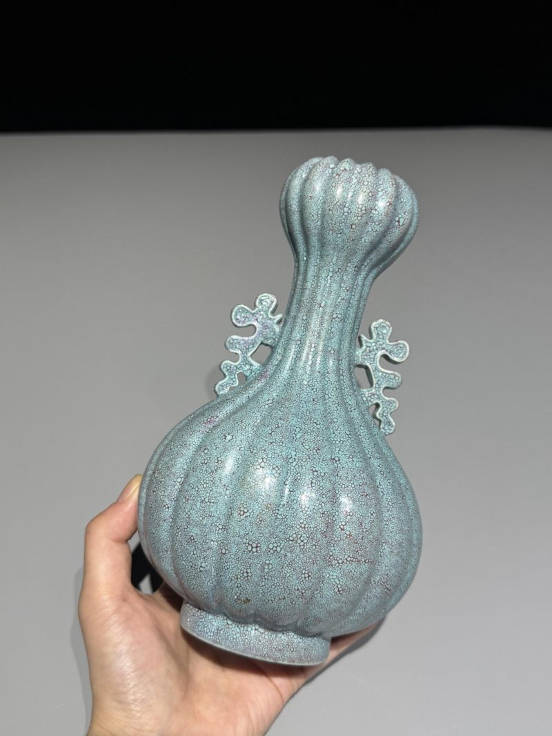    清晚期 炉钧釉双耳菊瓣蒜头瓶 - 图6