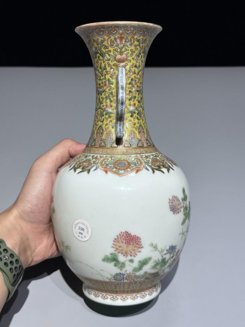    民国 黄地粉彩牡丹纹双耳瓶 - 图9