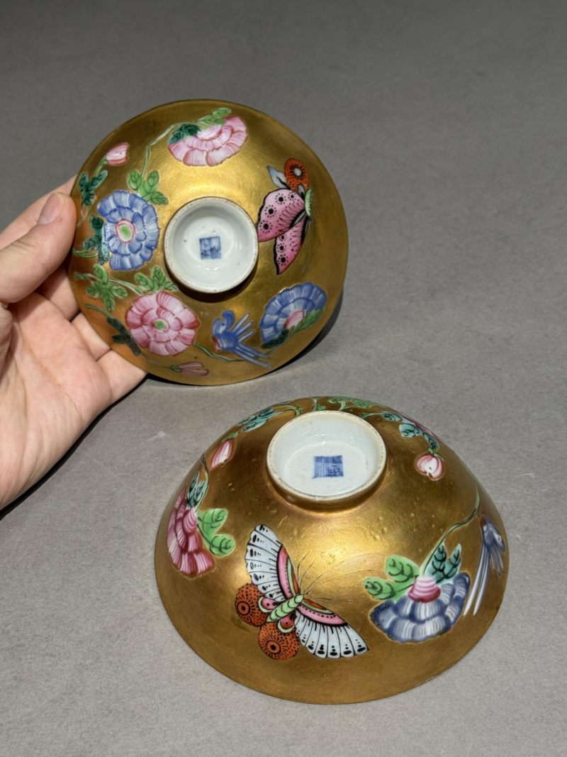    清乾隆 金地粉彩蝶恋花盖碗 - 图3