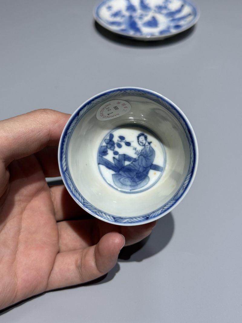    清康熙 青花仕女图杯碟一组两件 - 图4
