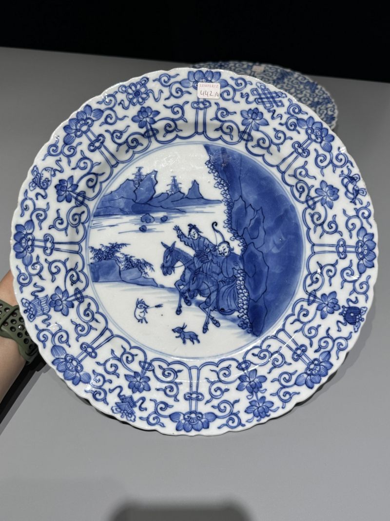    清康熙 青花人物图花口盘一对 - 图3