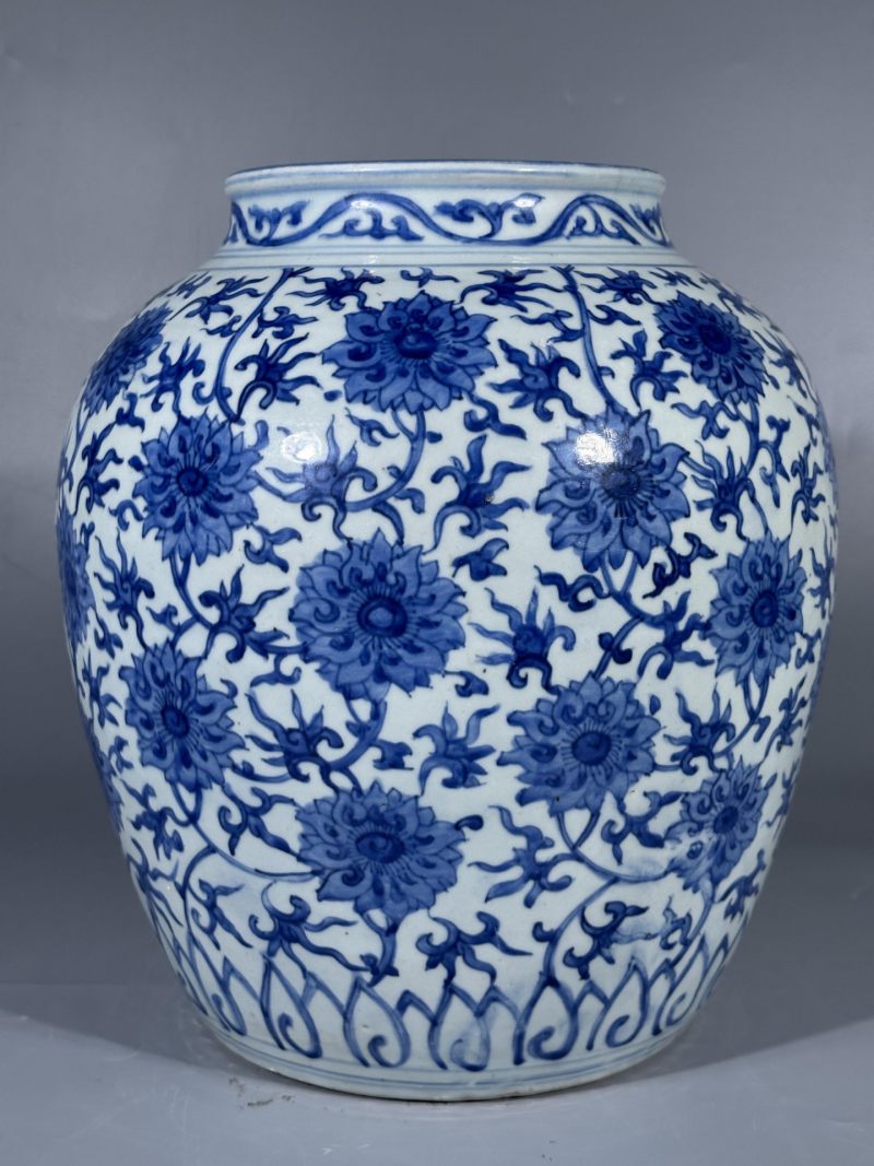    明万历 青花缠枝莲纹大罐 - 图9