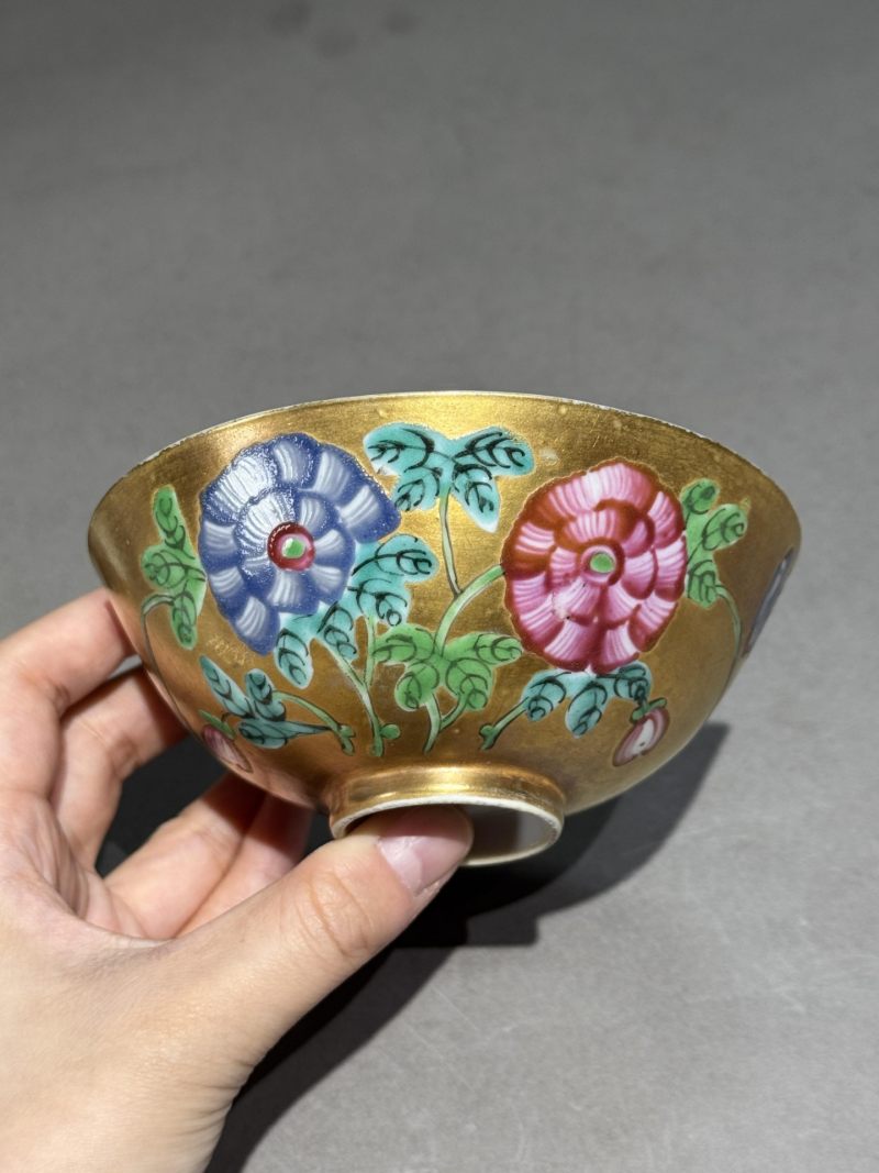    清乾隆 金地粉彩蝶恋花盖碗 - 图4