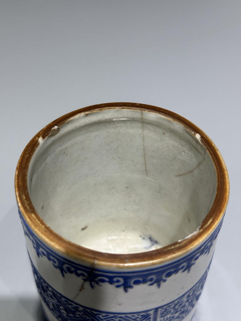    清乾隆 蓝料花卉纹笔筒、壁瓶一组(两件) - 图17