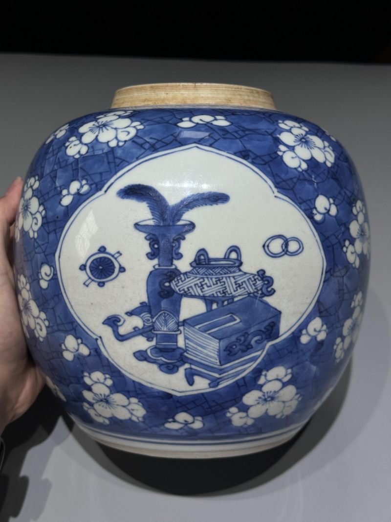    清康熙 青花开窗博古冰梅纹罐 - 图4