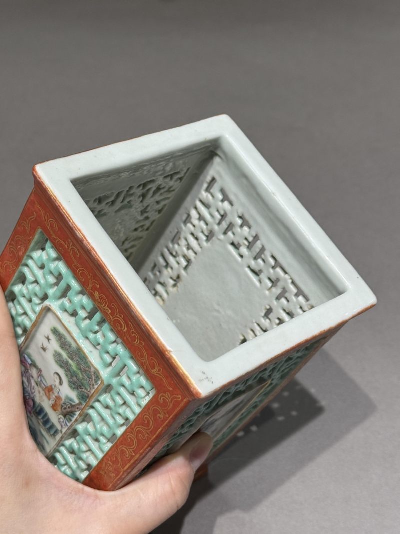    清 矾红描金镂空开光山水人物纹笔筒 - 图12