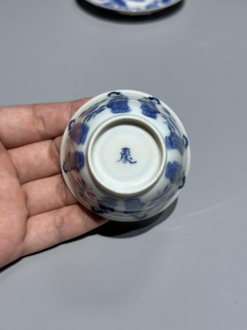    清康熙 青花仕女图杯碟一组两件 - 图5