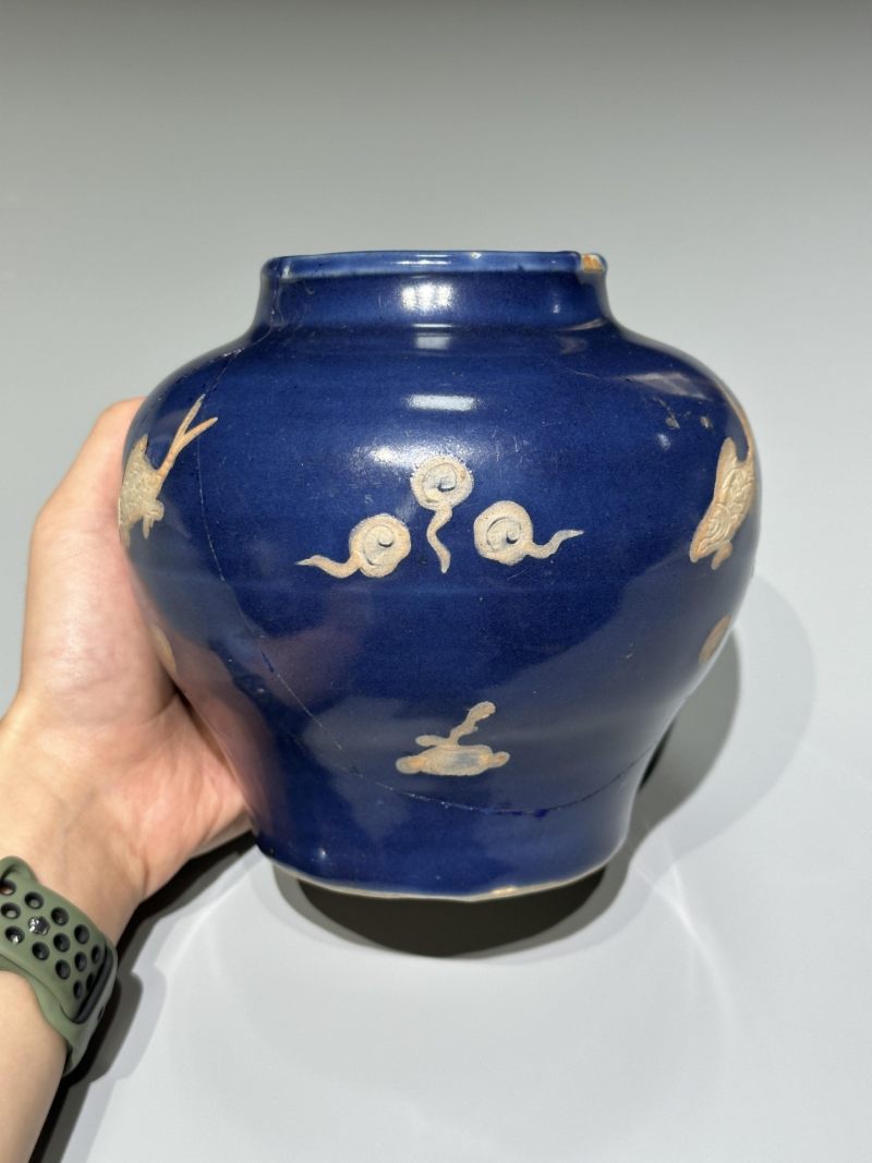    明中期 宝石蓝釉贴塑鱼藻纹罐 - 图3