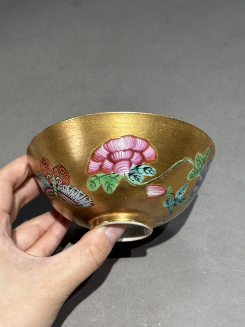    清乾隆 金地粉彩蝶恋花盖碗 - 图5