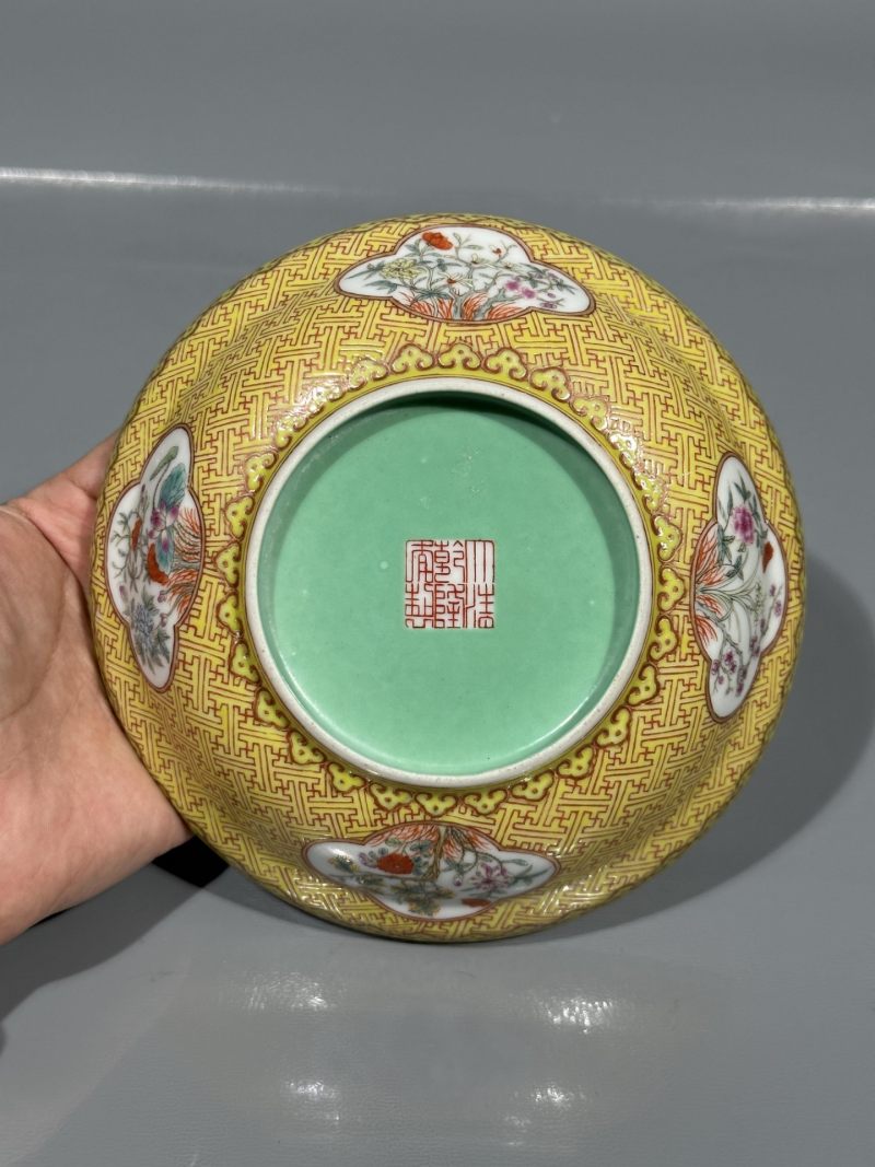    清晚期 珊瑚红地粉彩开光花卉纹盘一对 - 图16