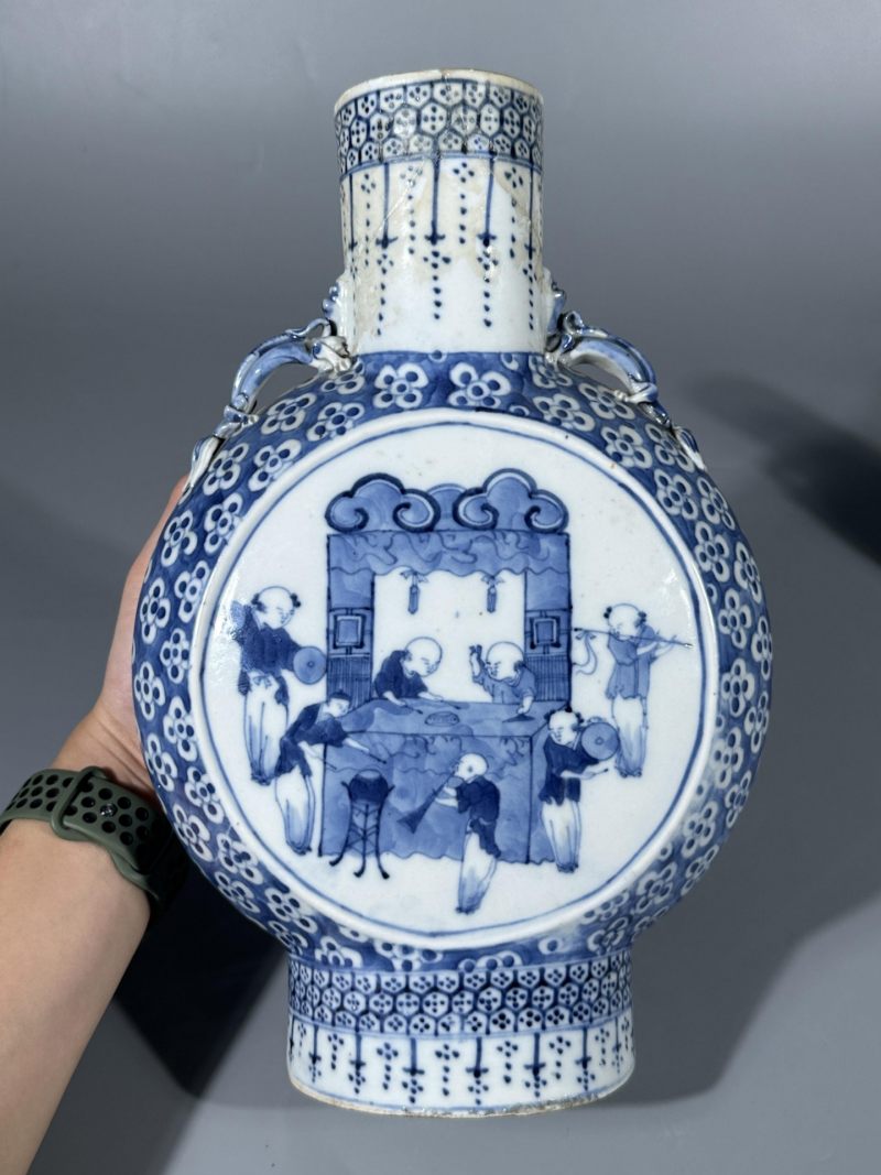    清晚期 青花开窗人物纹魑龙耳抱月瓶 一组(两件) - 图3