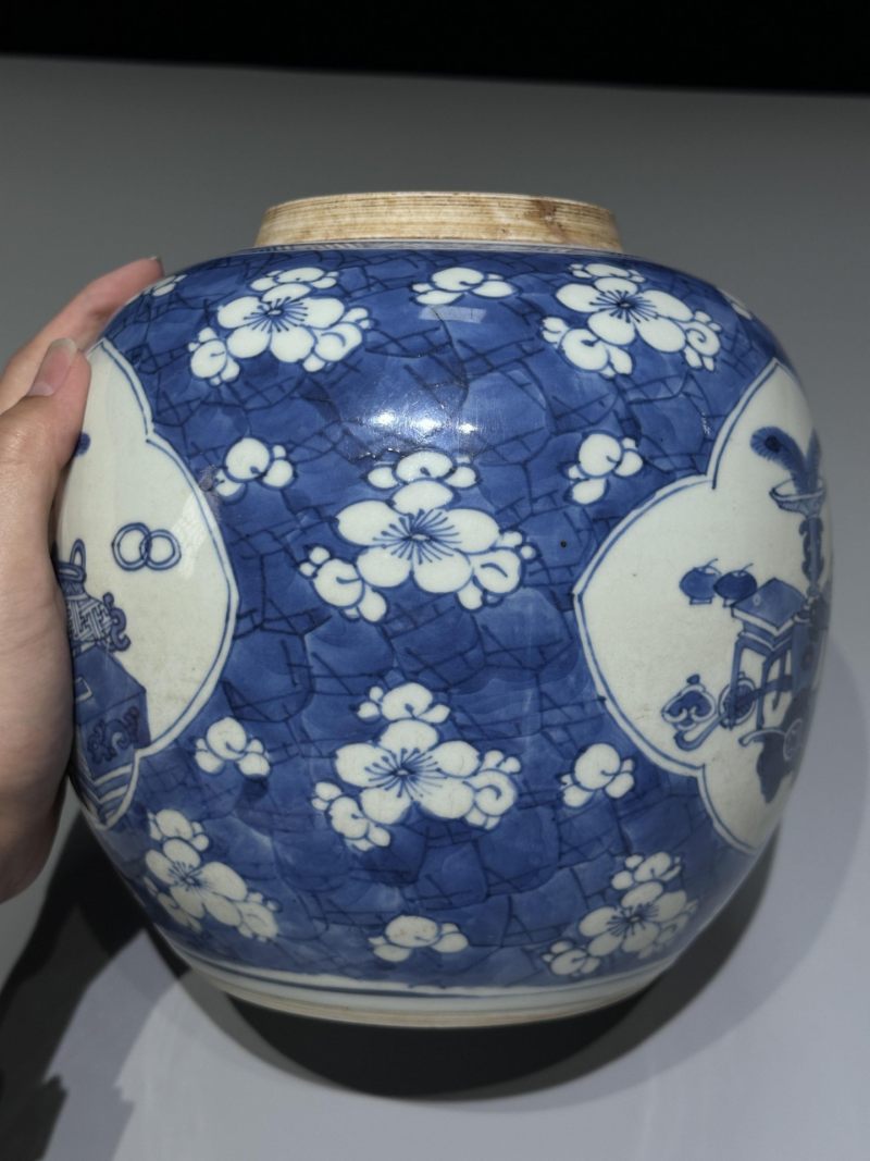    清康熙 青花开窗博古冰梅纹罐 - 图5