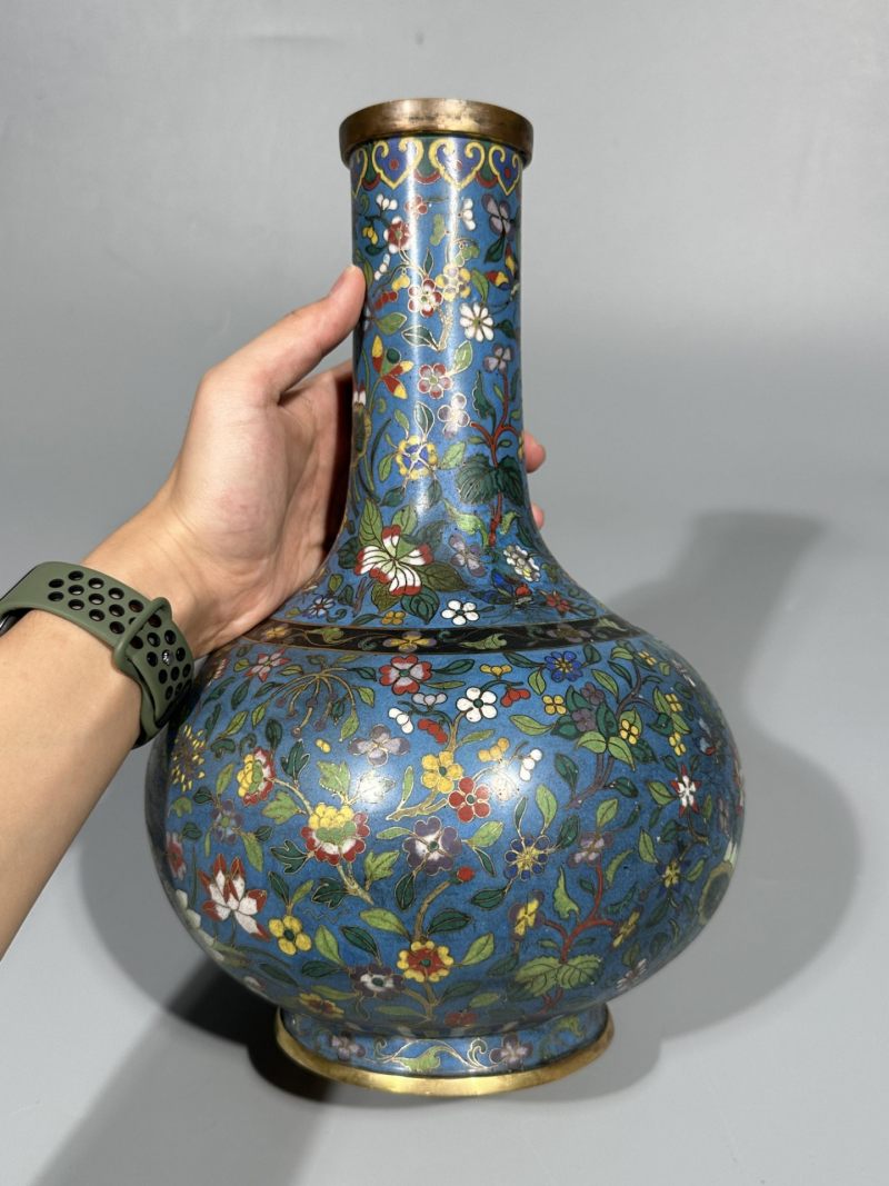    清 铜胎掐丝珐琅缠枝花卉纹赏瓶 - 图4