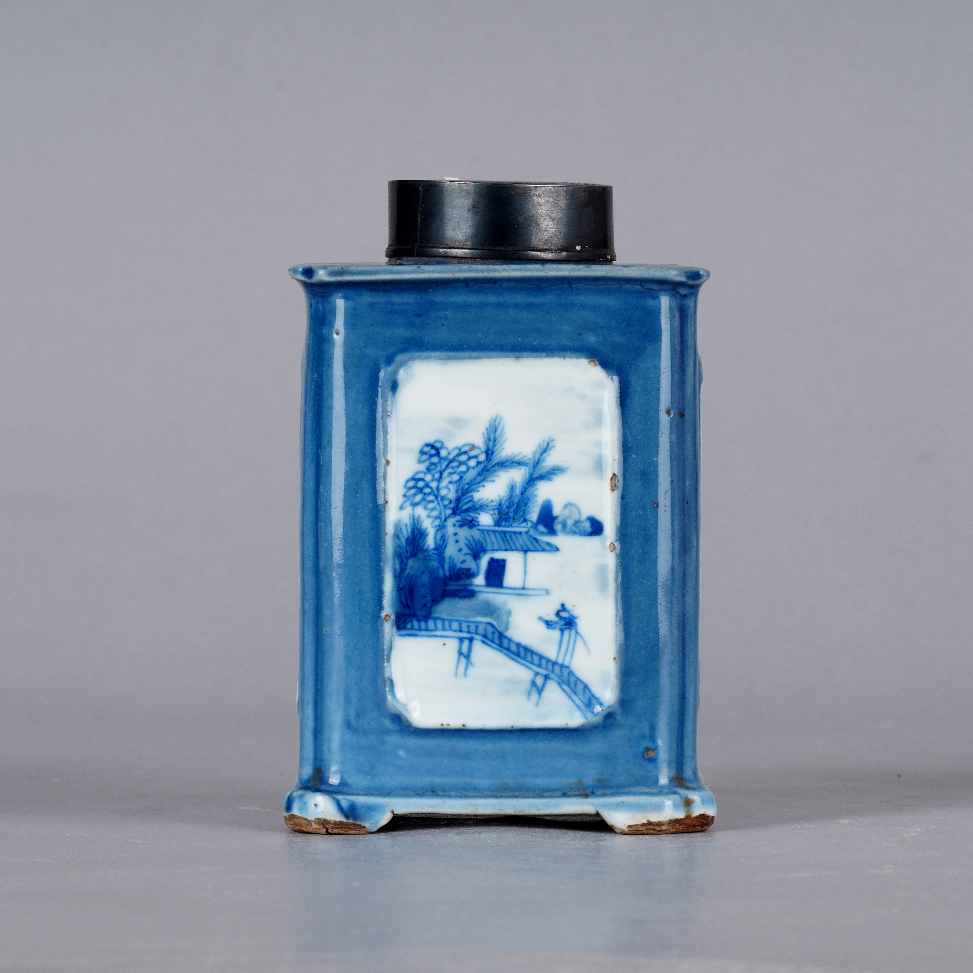 中国古玩 青花人物山水风景 香盒　時代物 清中期祭蓝开光四方倭角青花山水人物茶叶罐-多宝古瓷宝典