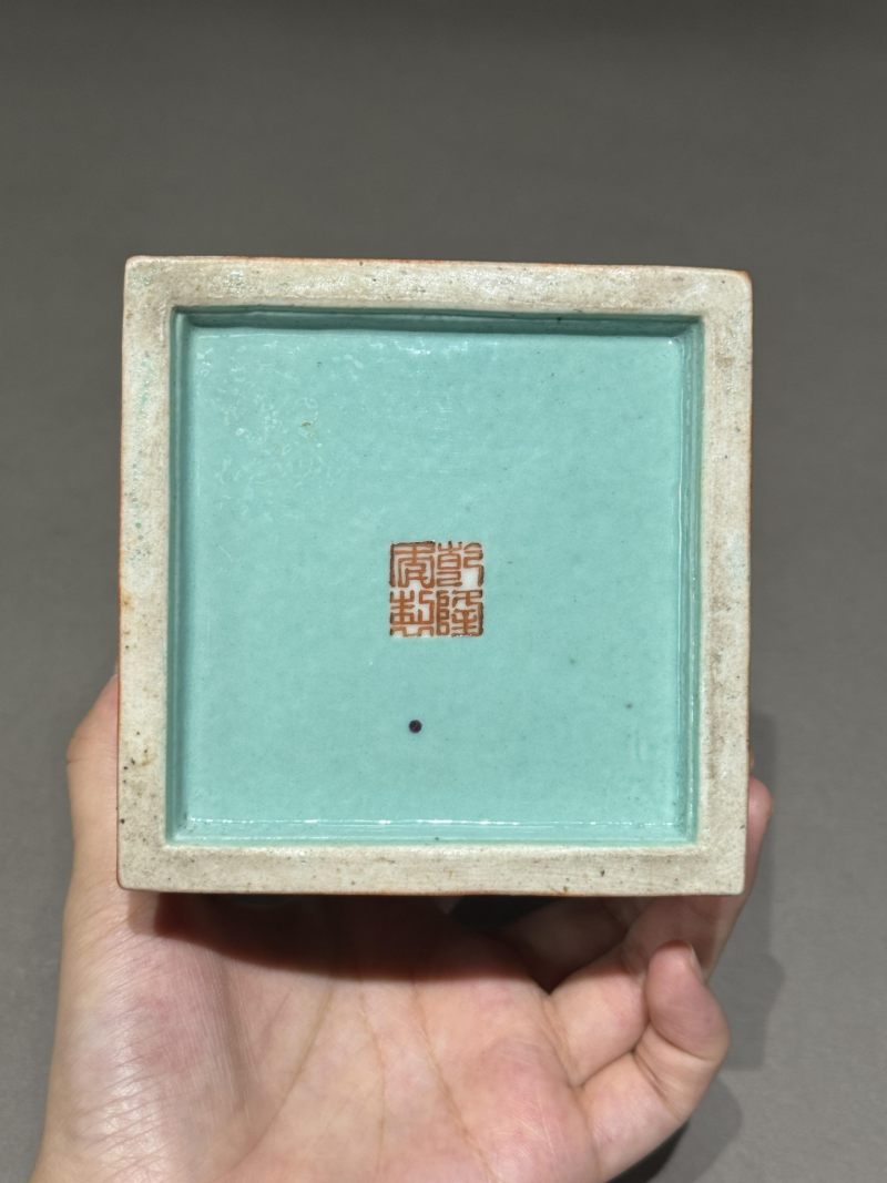    清 矾红描金镂空开光山水人物纹笔筒 - 图13